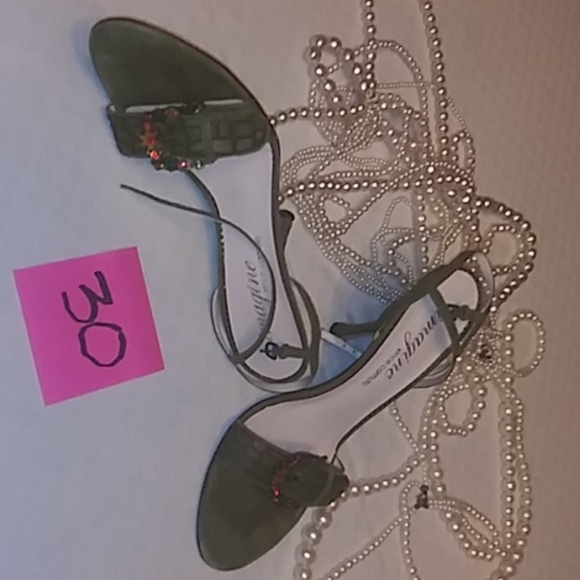 Heels - Picture 4 of 4